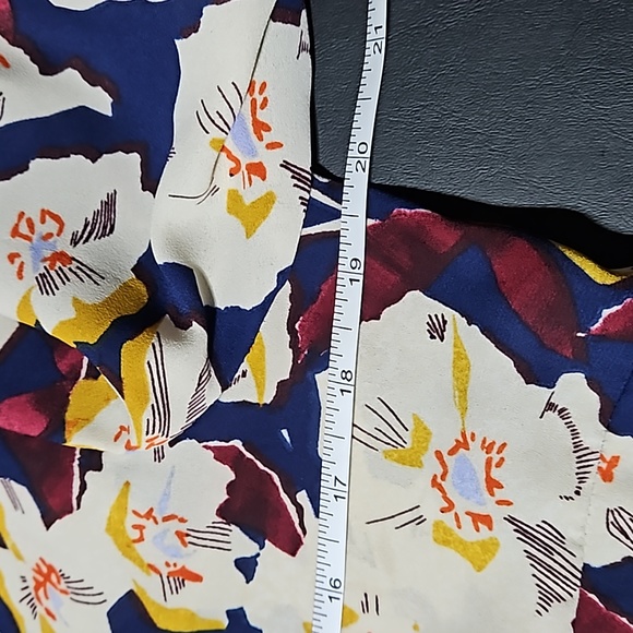 Rose + Olive Floral Short Sleeve Top size medium - Picture 8 of 8